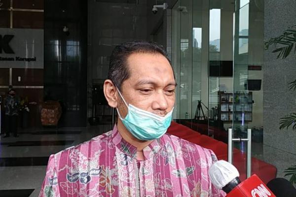 Ghufron mengapresiasi putusan Presiden Joko Widodo atau Jokowi. Menurutnya, ketegasan Jokowi bisa menjadi pelajaran agar tunduk pada putusan MK yang final dan mengikat.