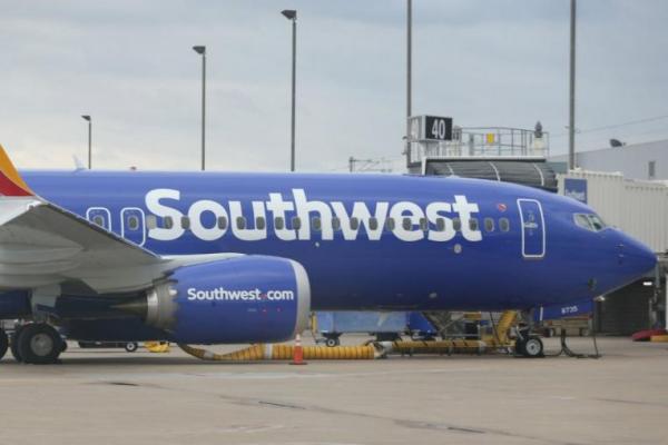 Southwest Airlines membatalkan lebih dari 1.000 penerbangan pada hari Minggu di hari kedua berturut-turut pembatalan massal dari maskapai.