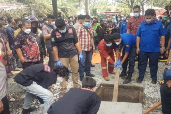 Polisi selidiki kasus tewasnya 5 orang di dalam gorong-gorong di Taman Royal, Cipondoh, Kota Tangerang.