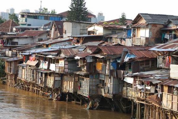 Sekitar 3,6 persen dari total penduduk Indonesia (9,5 juta orang) miskin secara multidimensi, sementara 4,7 persen selebihnya (12,8 juta orang) rentan terhadap kemiskinan multidimensi menurut data tahun 2017.