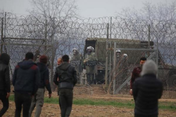 250 penjaga tambahan akan dikerahkan di perbatasan darat negara itu dengan Turki, ketika ribuan pencari suaka mencoba memasuki negara itu tahun lalu.