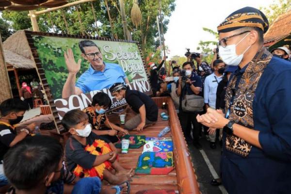 Dukung kreatifitas anak bangsa, Sandiaga Uno beli 50 lukisan mural peserta desa wisata.