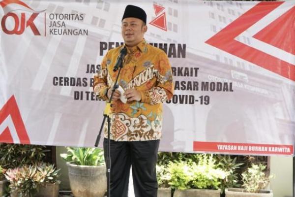 Di tengah pandemi Covid-19, Ketua Fraksi PKB DPR RI, H. Cucun Ahmad Syamsurijal menggandeng mitra kerjanya Otoritas Jasa Keuangan (OJK) melaksanakan penyuluhan jasa keuangan terkait cerdas berinvestasi di pasar modal.