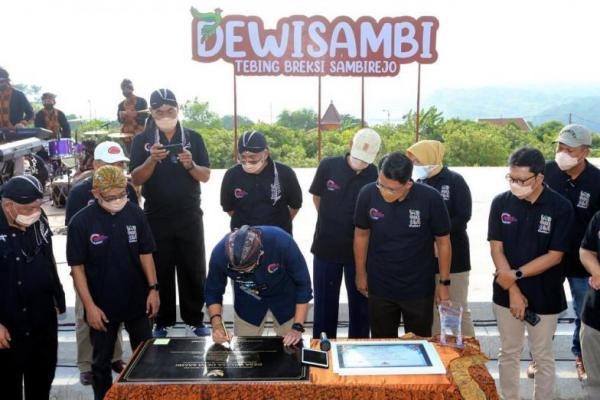 Menparekraf Sandiaga Uno terus membantu pergerakan UMKM di berbagai wilayah. Trebaru di Desa Sambi.