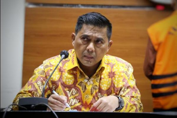 Status tersangka Siman Bahar gugur usai majelis hakim Pengadilan Negeri (PN) Jakarta Selatan mengabulkan sebagian permohonan praperadilan terhadap KPK.