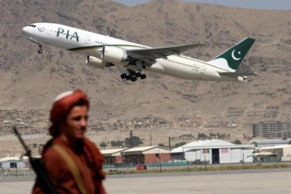 Sebelumnya, Taliban memperingatkan PIA dan maskapai Afghanistan Kam Air bahwa operasi Afghanistan mereka berisiko diblokir kecuali setuju memotong harga tiket, yang telah melonjak ke tingkat di luar jangkauan sebagian besar warga Afghanistan.