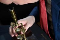 Mikroskop Warisan Charles Darwin Dilelang, Segini Harganya