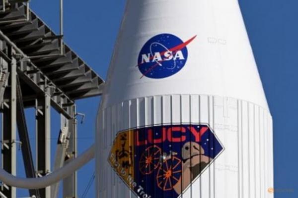 Wahana antariksa itu, dijuluki Lucy dan dikemas di dalam kapsul kargo khusus, lepas landas sesuai jadwal dari Stasiun Angkatan Udara Cape Canaveral di Florida pada 05.34 EDT (5.34 sore, waktu Singapura).