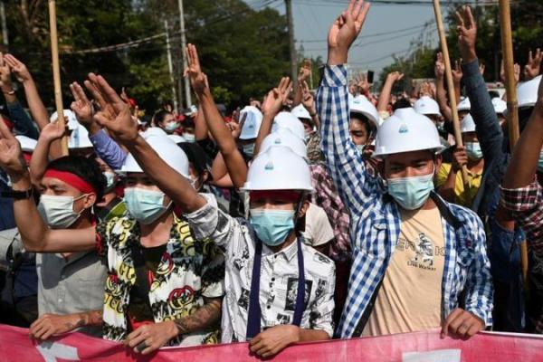 Foto dan video yang diposting di media sosial menunjukkan sebuah kendaraan yang melaju kencang menabrak sekelompok pengunjuk rasa anti-kudeta pada Minggu (5/12) di kota utama Yangon dan mayat tergeletak di jalan.