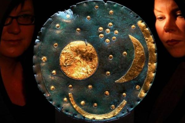 Sebuah benda kuno yang dianggap sebagai peta bintang tertua di dunia, akan dipajang di Museum Inggris (British Museum) pada Februari tahun depan.