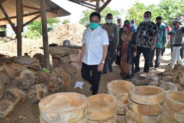 Desa adalah sumber identifikasi masalah, akar pemasalahan pembangunan dimiliki oleh desa.