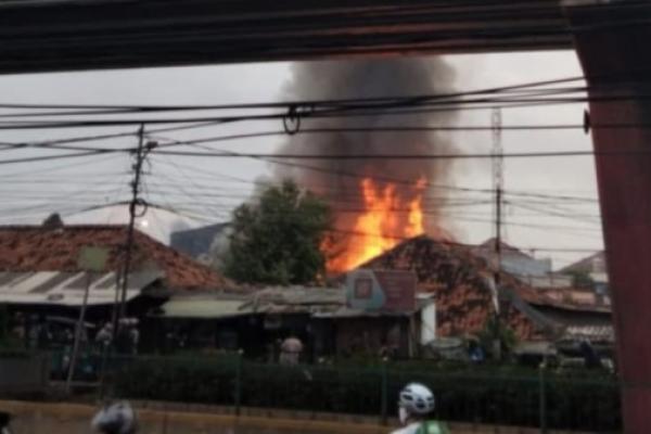 Enam rumah hangus terbakar di kawasan Grogol, Petamburan, Jakarta Barat. Diduga korsleting listrik.