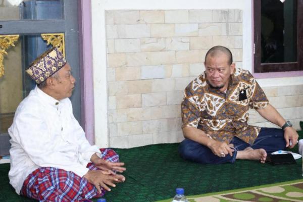 LaNyalla yang hadir bersama Sekjen DPD RI Rahman Hadi dan Deputi Administrasi DPD RI Lalu Niqman Zahir, diterima langsung pimpinan pondok Kyai Muhammad Ma`dun.