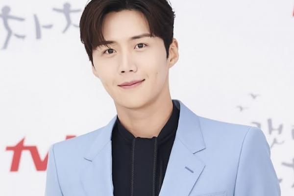 Dalam sebuah pernyataan, disebutkan bahwa Kim Seon Ho dan Salt Entertainment mulai bertemu pada Juli 2018 silam. Pertemuan itu menghasilkan kontrak hingga September 2019.