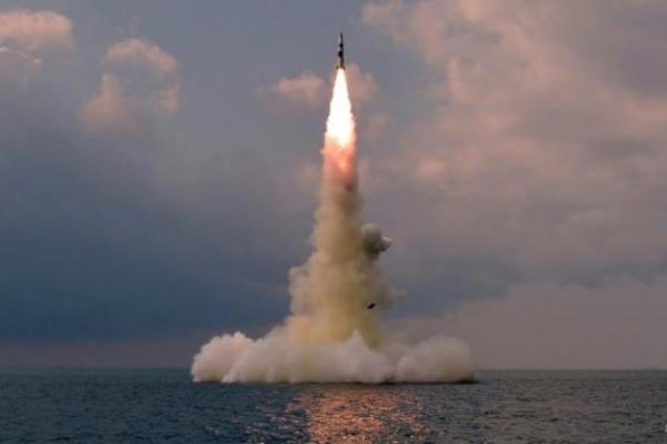 Pyongyang menembakkan jenis baru rudal balistik yang diluncurkan dari kapal selam (SLBM) pada Selasa, yang terbaru dalam serangkaian tes dalam beberapa pekan terakhir, mendorong AS dan Inggris untuk mengadakan pertemuan diplomatik di New York.