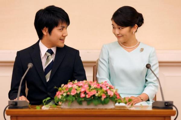 Pernikahan di luar keluarga kerajaan bukanlah hal yang aneh di Jepang, dan umumnya dilakukan dalam sebuah pernikahan yang sederhana. Mako sempat menolak pembayaran US$1,3 juta yang biasa diberikan kepada perempuan yang meninggalkan keluarga.