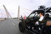 Presiden Jokowi Jajal Jembatan Sei Alalak Naik Rantis Canggih Anti Peluru