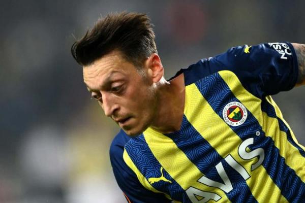 Ozil yang jarang mendapatkan kesempatan tampil di Istanbul menjadi berita utama, karena mengungkapkan ketidakpuasannya pada situasinya di Fenerbahce. Menurut Koc, justru Ozil yang harus membuktikan nilainya kepada klub.