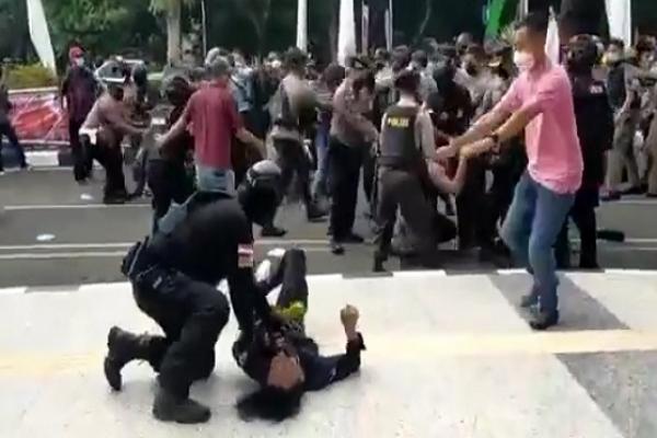 Polri mengambil tindakan tegas terhadap anggotanya yang membanting mahasiswa saat aksi di Tangerang.