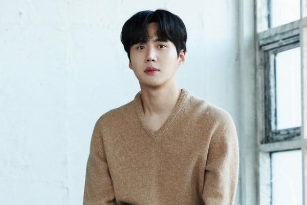 Dalam sebuah artikel yang diterbitkan di komunitas online, sesosok pria misterius mengungkapkan masa lalu Kim Seon Ho, saat keduanya sama-sama menempuh pendidikan di Institut Seni Seoul.