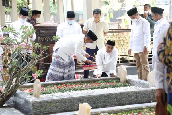 Sejak kemarin kami keliling dari ponpes ke ponpes dan hari ini kami berkunjung ke Tebuireng bertemu Gus Kikin untuk silaturahmi. Kami sampaikan juga salam hormat kepada keluarga besar Tebuireng. Pak Prabowo tadinya sangat ingin ikut berkunjung ke sini dalam rangka memperingati Hari Santri, tapi beliau berhalangan hadir karena ada tugas tidak bisa beliau tinggalkan.