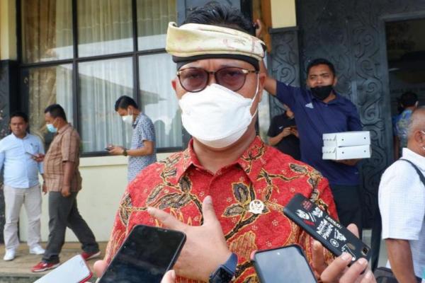 ami minta pemerintah pusat mengkaji ulang aturan yang mengharuskan masyarakat yang hendak bepergian dengan pesawat terbang menunjukkan negatif Covid-19 dengan hasil swab PCR.