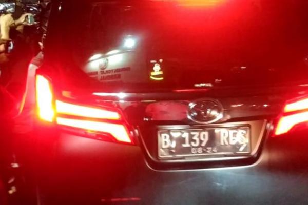 Rachel Vennya diduga gunakan plat mobil palsu saat datang ke Polda Metro Jaya. Polisi lakukan penyelidikan.