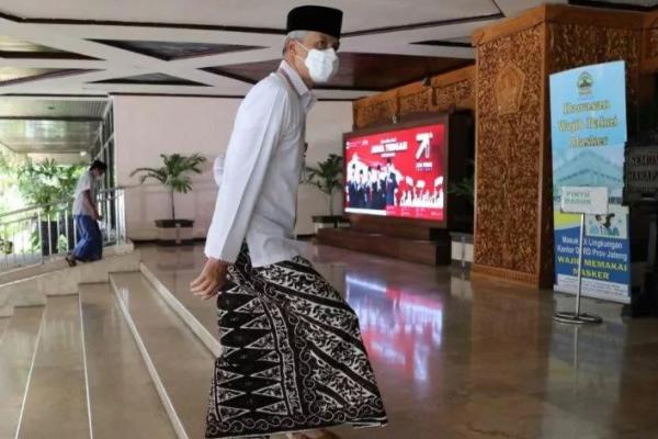 Gubernur Jawa Tengah Ganjar Pranowo menjadi inspektur upacara Peringatan Hari Santri 2022 di Lapangan Bandengan, Kabupaten Jepara.