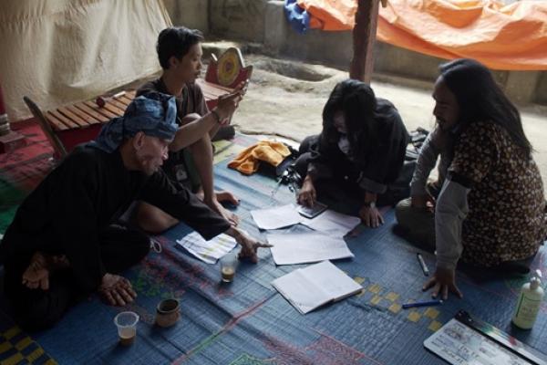 Banten yang multilingual dan multikultural seolah dipersatukan oleh sebuah seni pertunjukan bernama ubrug yang tersaji dalam ragam bahasa sunda, jawa, dan melayu betawi.