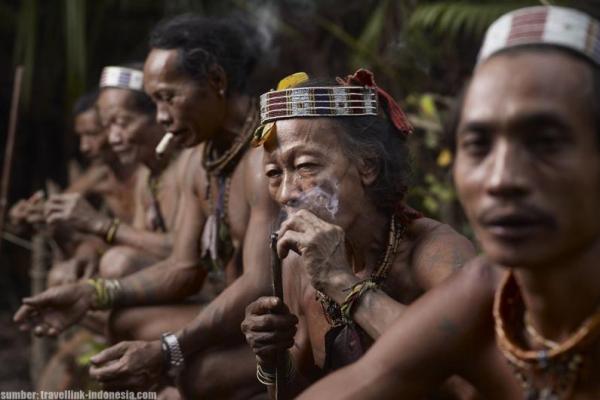 Penyebabnya, penutur bahasa-bahasa tersebut jumlahnya semakin sedikit. Sementara kehilangan suatu bahasa berarti kehilangan budaya masyarakat penuturnya.