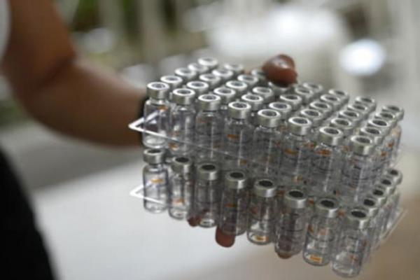 Pengiriman terbaru termasuk 3,2 juta dosis vaksin Pfizer Inc dan BioNTech SE ke Bangladesh dan 4,7 juta dosis ke Pakistan.