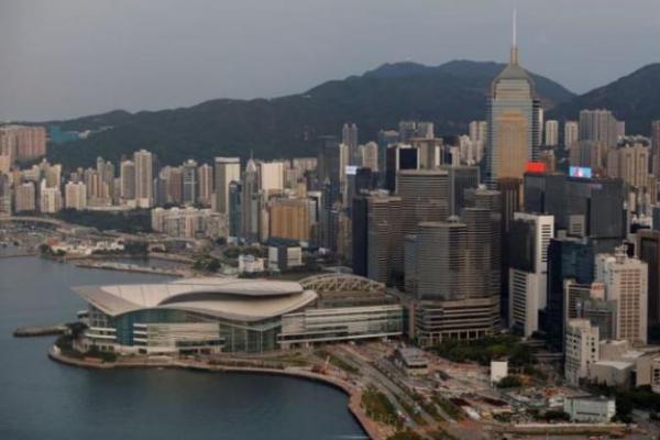 Hong Kong memiliki beberapa pembatasan perjalanan paling ketat di dunia dan hampir bebas COVID-19, namun tidak seperti saingan regional Singapura, yang perlahan membuka kembali perbatasannya.