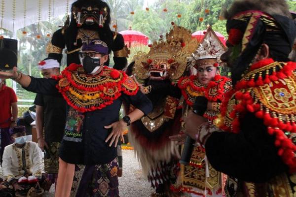 Menparekraf Sandiaga Uno menari tarian Barong, Bali dan disambut para pemuda di lokasi.