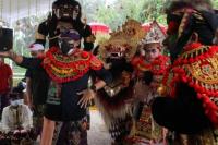 Ikut Tari Barong Bali, Sandiaga Uno Disambut Milenial