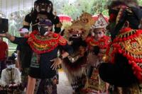 Ikut Tari Barong Bali, Sandiaga Uno Disambut Milenial