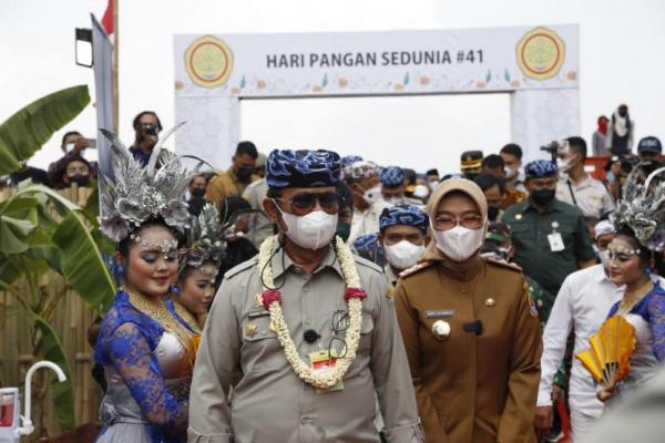 Hal itu dia sampaikan pacara secara virtual pada puncak peringatan Hari Pangan Sedunia (HPS) ke-41 yang dihelat secara langsung di hamparan persawahan Desa Jagapura Wetan, Kecamatan Gegesik, Kabupaten Cirebon, Jawa Barat, Senin (25/10).