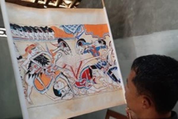 Kepala Badan Bahasa Yogyakarta, Imam, menjelaskan cara pementasan wayang beber berbeda dengan wayang kulit, karena unsur pedalangannya memiliki kekhasan.