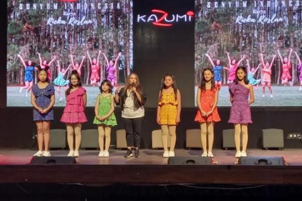 Rieka Roeslan mempercayai lagu Senyum Indonesia kepada Girlband Kazumi yang berisikan gadis-gadis belia.