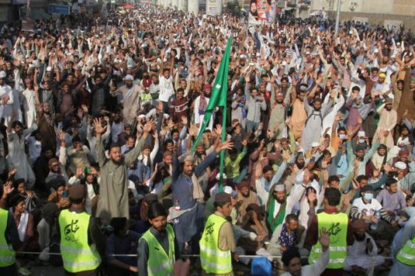 Bentrokan pecah antara kelompok Tehrik-e-Labaik Pakistan (TLP) dan polisi, di Sheikhupura, tepat di luar Lahore, ketika kelompok itu bersiap untuk berbaris di ibu kota Islamabad, menurut keterangan juru bicara polisi Punjab, pada Rabu (27/19).