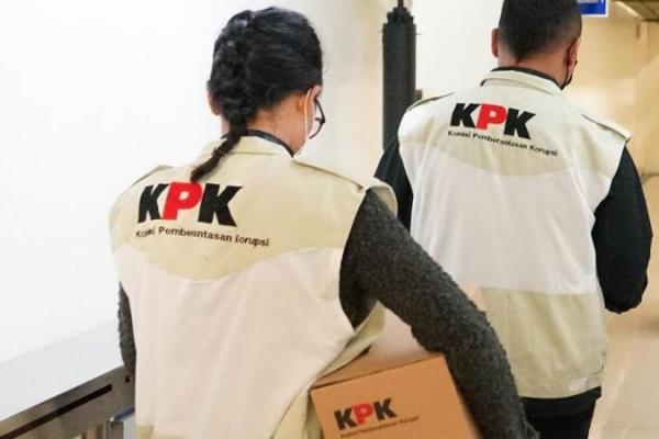 Dokumen dan alat elektronik diamankan saat penyidik KPK menggeledah 5 lokasi di wilayah Maluku.