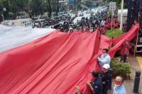Hari Sumpah Pemuda, Massa Bentangkan Bendera Merah Putih Raksasa