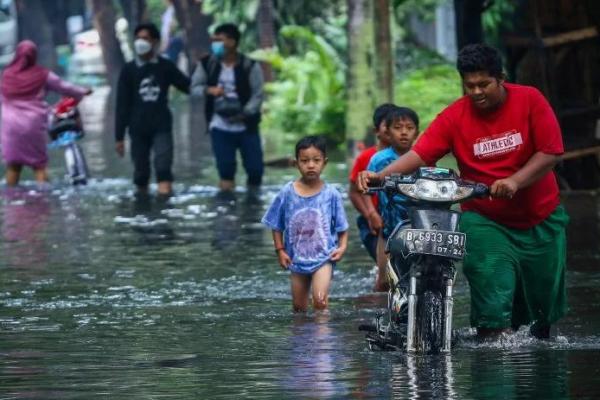 Warga diimbau untuk meningkatkan kesiapsiagaan, salah satunya dengan membaca buku saku `Panduan Kesiapsiagaan Menghadapi Banjir bagi Masyarakat` melalui tautan http://tiny.cc/bukusakusiagabanjir.