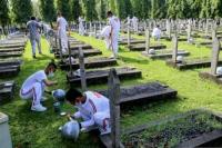 Jelang Hari Pahlawan, Kemensos Kerja Bakti Bersihkan TMP Kalibata