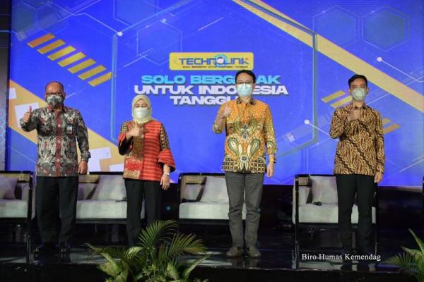 Wakil Menteri Perdagangan (Wamendag) Jerry Sambuaga, memuji visi dan kinerja Walikota Surakarta Gibran Rakabuming Raka dalam sektor ekonomi dan perdagangan, khususnya dalam pengembangan sektor UMKM.