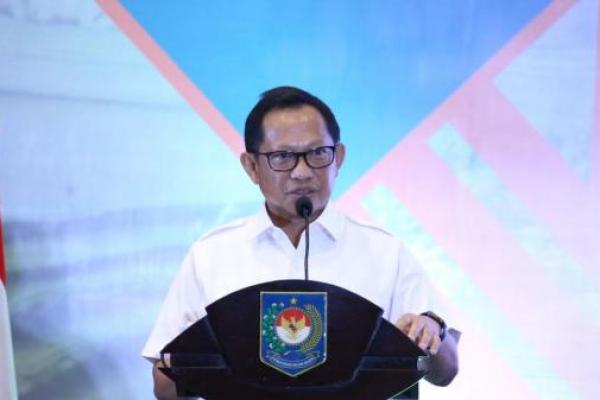 Mendagri mengatakan, di samping untuk menurunkan tingkat urbanisasi yang tinggi, desa belajar untuk menjadi pusat ekonomi dan produksi baru guna memperkuat perekonomian desa itu sendiri.