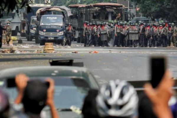 Ada laporan tentang penumpukan senjata berat dan pasukan di negara bagian Chin.