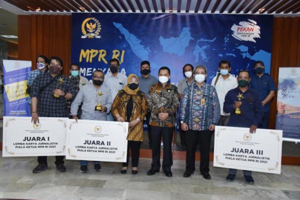 Dalam pekan itu selama beberapa hari selain dipamerkan foto-foto kegiatan pimpinan dan anggota MPR, juga dipamerkan unit Perpustakaan MPR dan PPID.