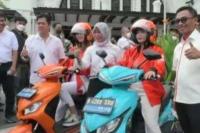 Kurir Wanita Pos Indonesia Gunakan Motor Smoot