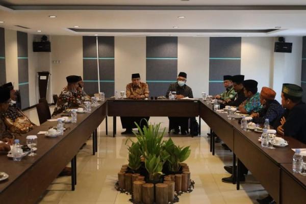 Belasan PCNU Se-Kalimantan Barat menyatakan dukungan sikapnya kepada KH Said Aqil Siroj. Pertimbangan terbesar yang disampaikan, mayoritas mereka mengaku masih terikat hubungan batin dengan Ketum PBNU dua periode tersebut.
