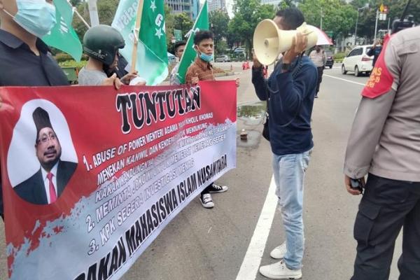 Gerakan Mahasiswa Islam Nusantara (GMIN) mendesak Presiden Joko Widodo (Jokowi) untuk mereshuffle Yaqut Cholil Qoumas sebagai Menteri Agama.